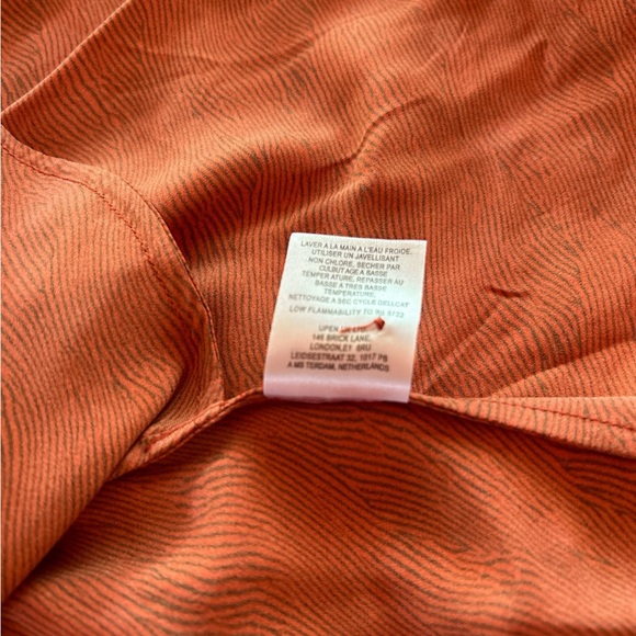 Cute mini dress very flowy and satiny. Size L - Picture 10 of 10